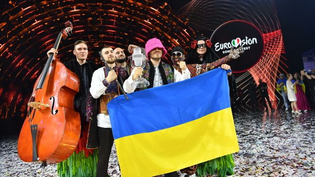 Eurovizi vyhrála ukrajinská skupina Kalush Orchestra, roli sehrála i válka